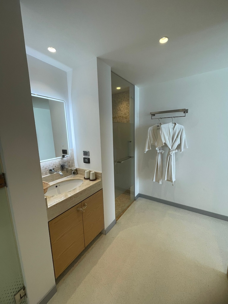 King Suite with Ocean View - Photo 9