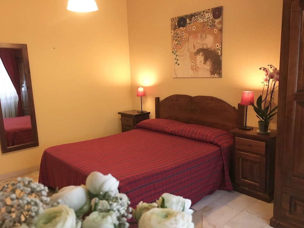 Economy Double Room, 1 Bedroom, Private Bathroom photo 3