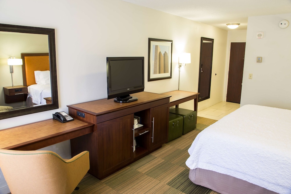 Studio, 1 King Bed, Accessible, Bathtub photo 2
