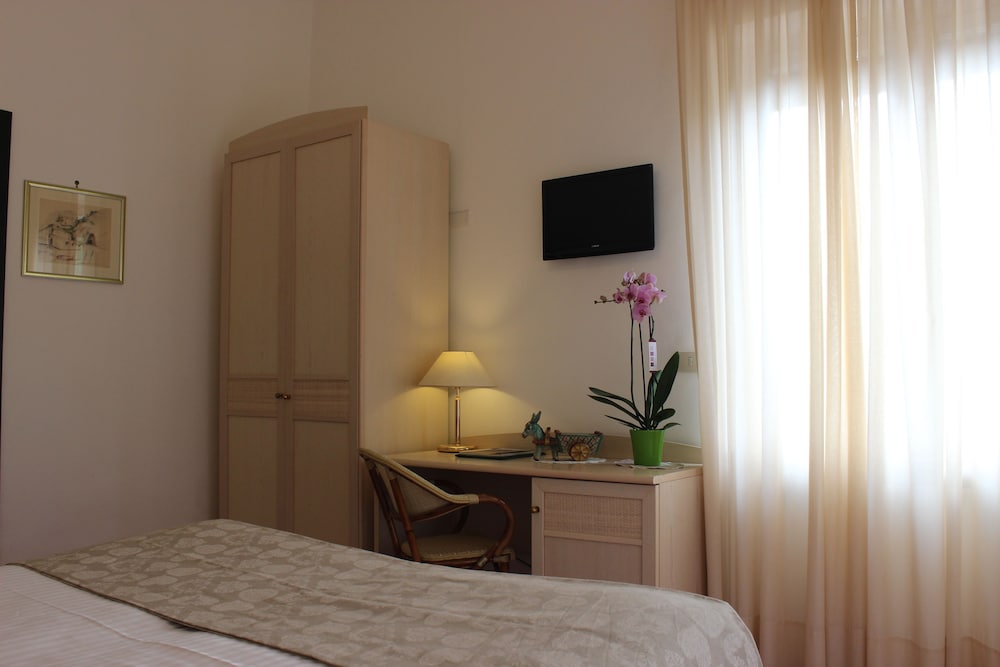 Classic Double or Twin Room - Photo 4