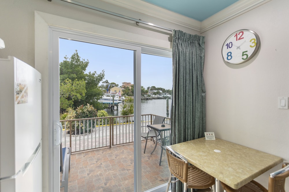Bay Front with Balcony Suite: 2 Double Beds and 1 Sleeper Sofa - Photo 6