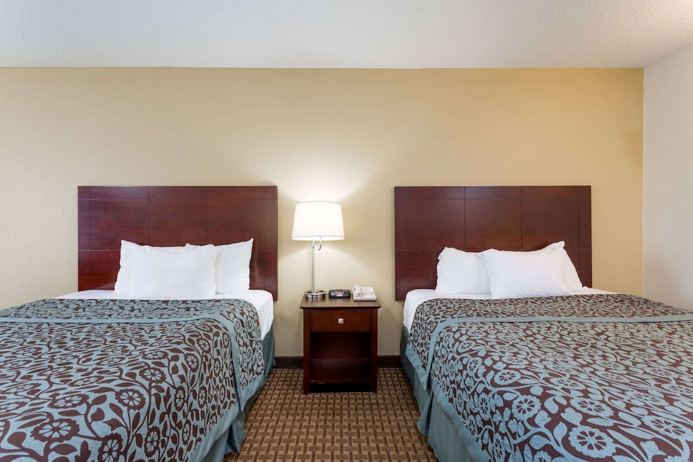 Standard Room, 2 Queen Beds - Photo 4