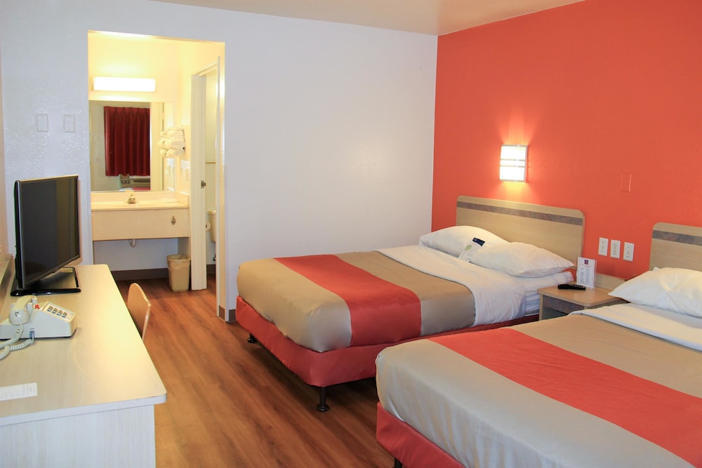 Deluxe Suite, 2 Queen Beds, Non Smoking, Refrigerator & Microwave - Photo 2