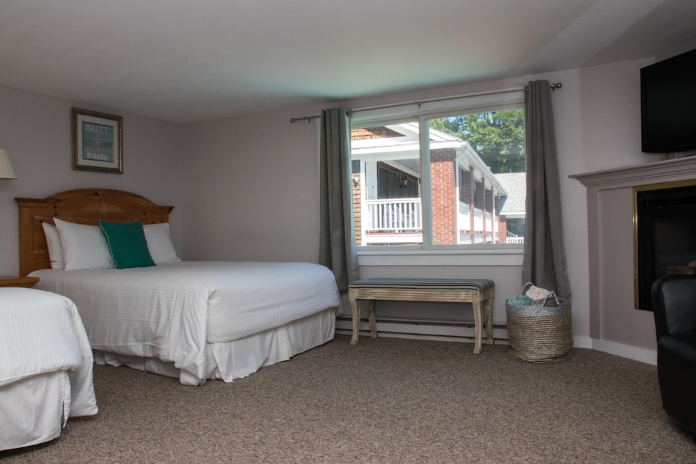 Romantic Suite, 1 Bedroom, Jetted Tub, Pool View photo 2