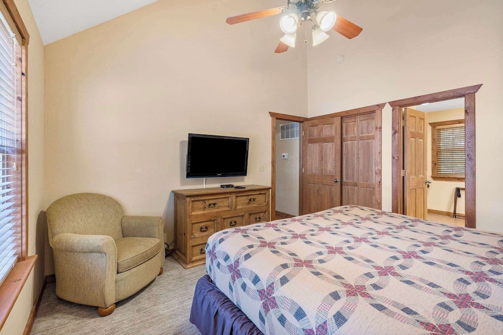 Cabin, Multiple Beds, Patio, Garden View (Milby Hideaway)