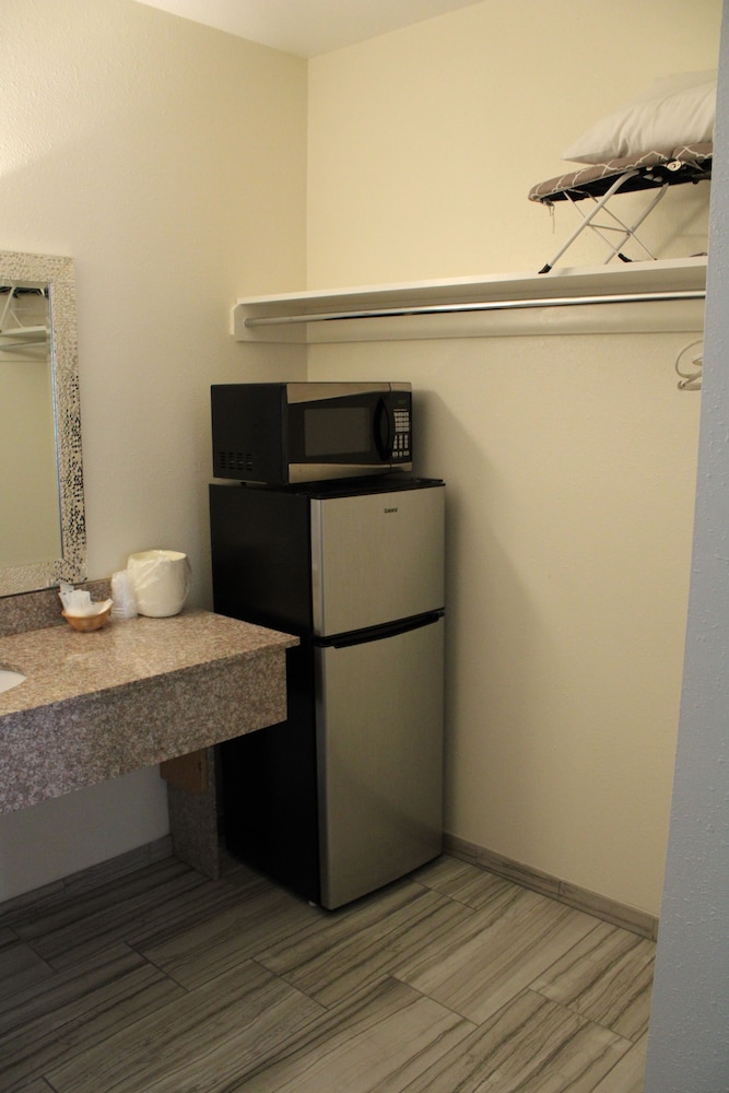 Standard Room, 1 Queen Bed (Newly remodeled bathrooms) photo 3