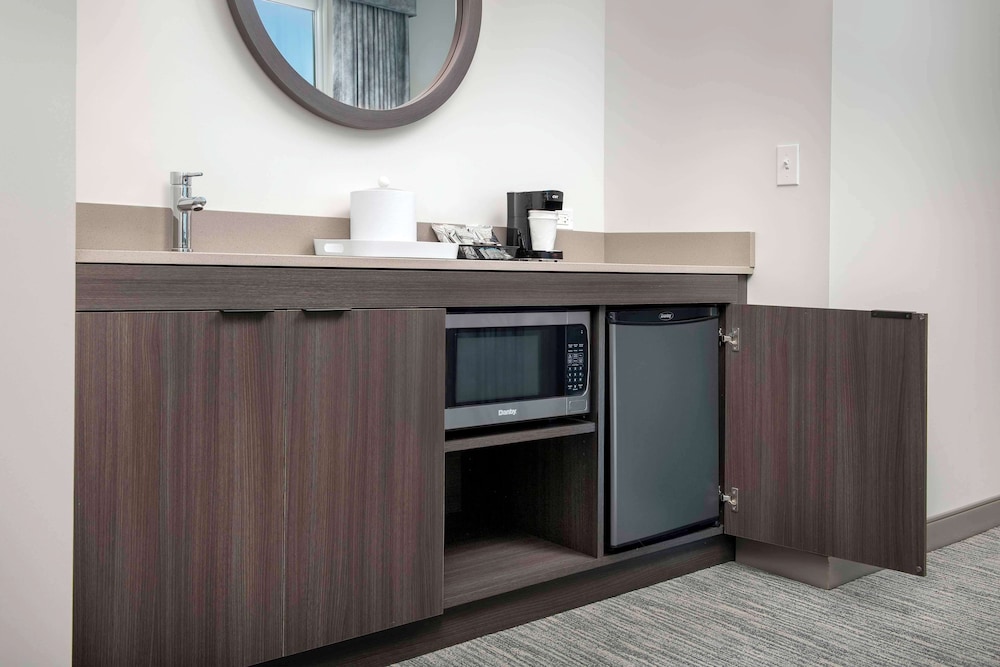 Studio Suite, 1 King Bed, Balcony, Accessible (Mobility & Hearing), Bathtub - Photo 5