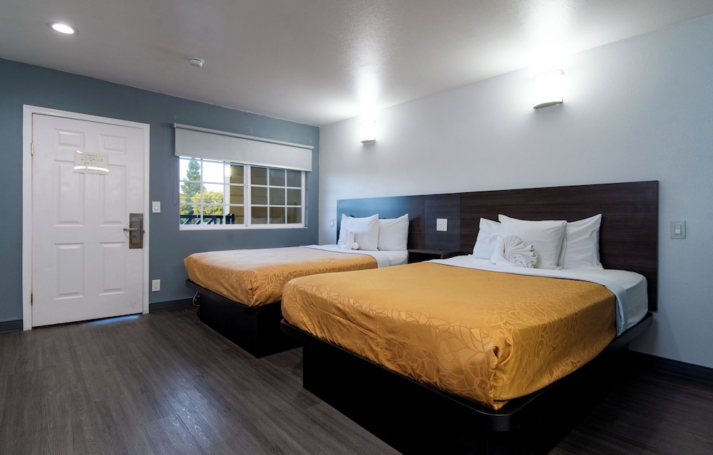 DELUXE WITH 2 QUEEN BEDS