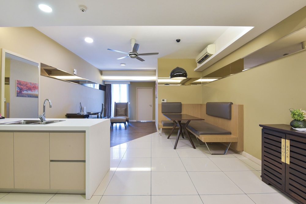 One Bedroom Suite - Twin Tower with Pool View