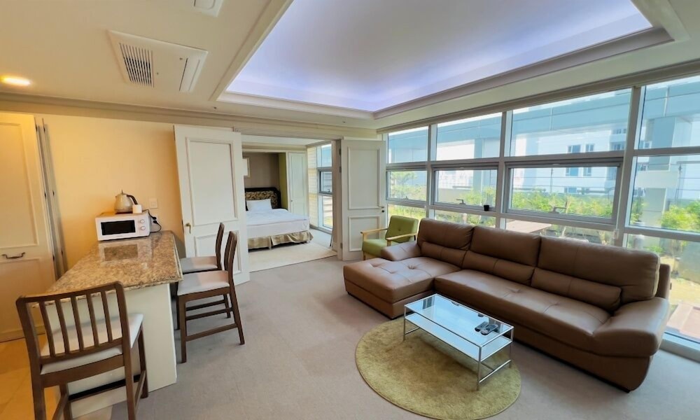 Executive Suite - Photo 12
