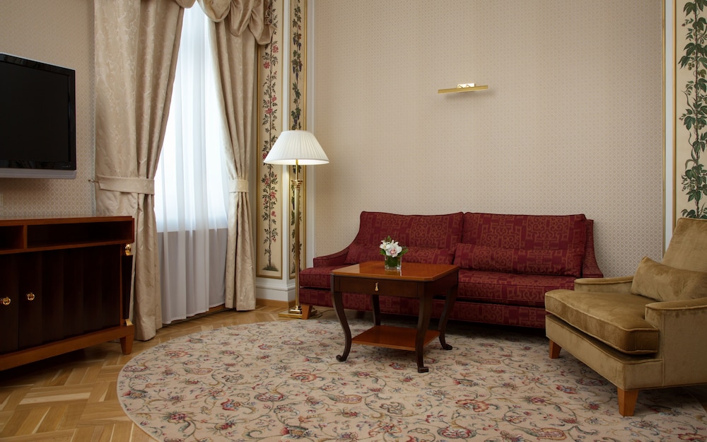 Suite, 1 King Bed (Ambassador) photo 2