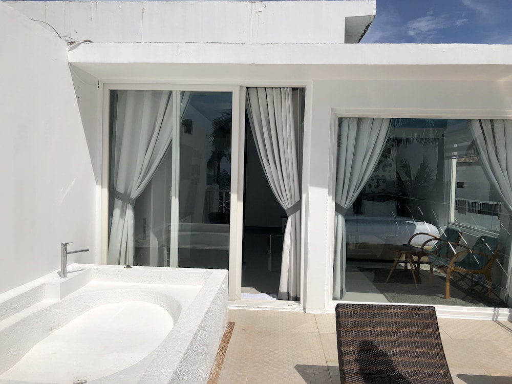 Ocean View Suite - Photo 5