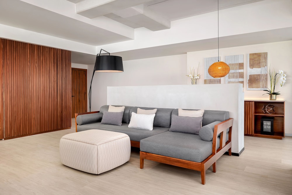 Vantage Club Master Suite Bay View King Bed