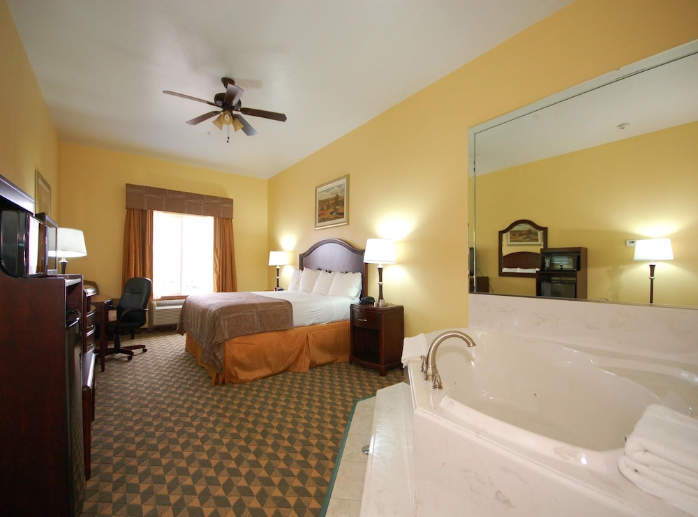 Standard Room, 1 King Bed, Non Smoking, Jetted Tub photo 1