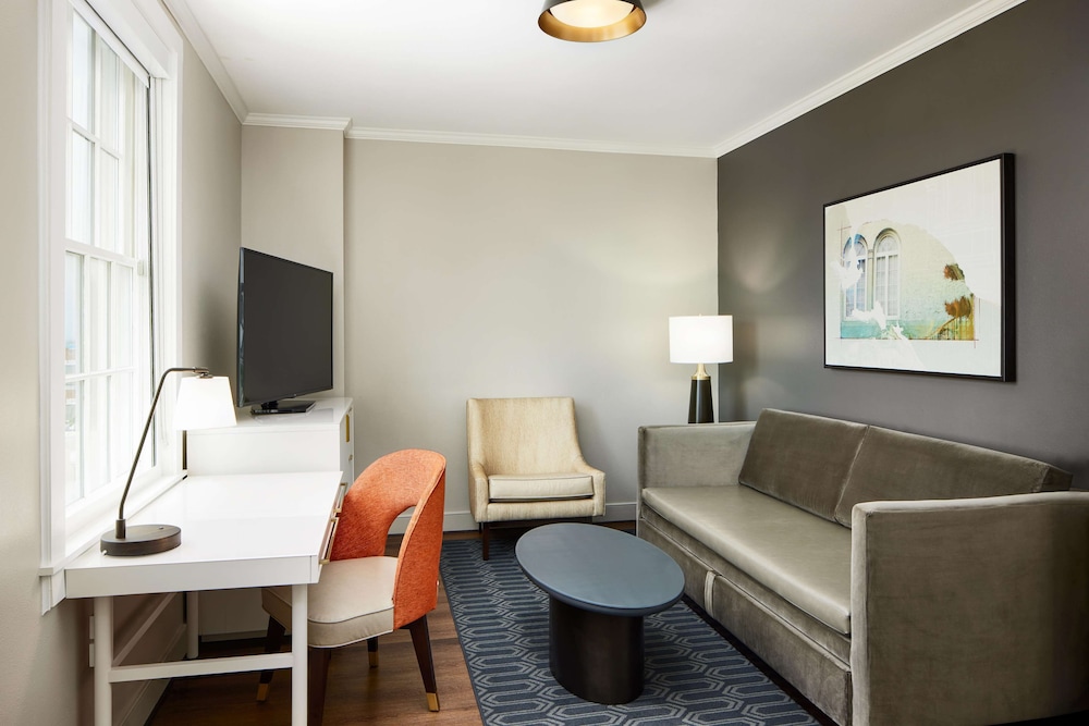 Suite, 1 Bedroom - Photo 2