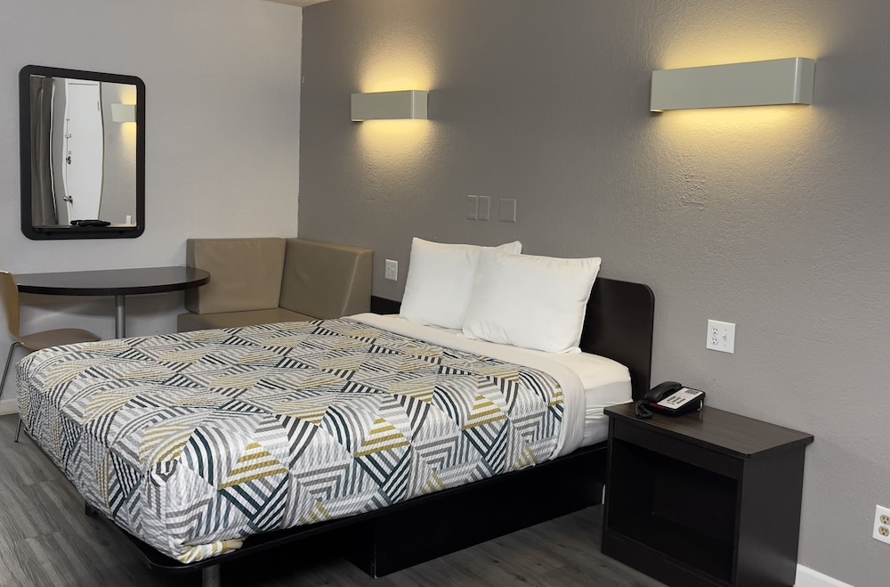 Standard Room, 1 Queen Bed, Smoking photo 3