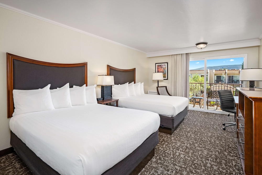 Standard Room, 2 Queen Beds, Non Smoking, Balcony photo 2
