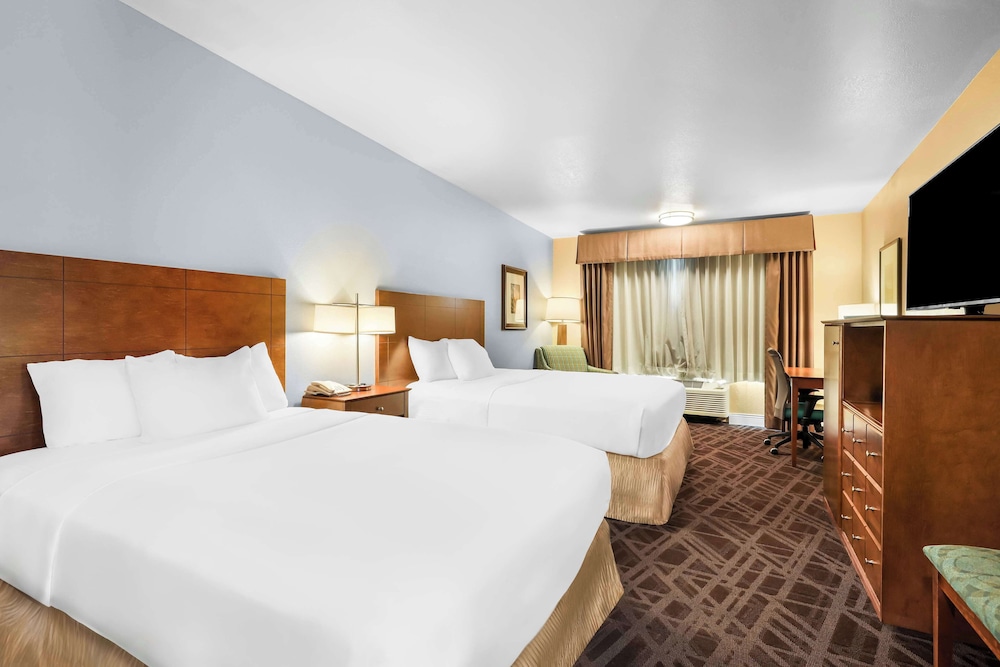 Standard Room, 2 Double Beds, Accessible, Bathtub photo 1