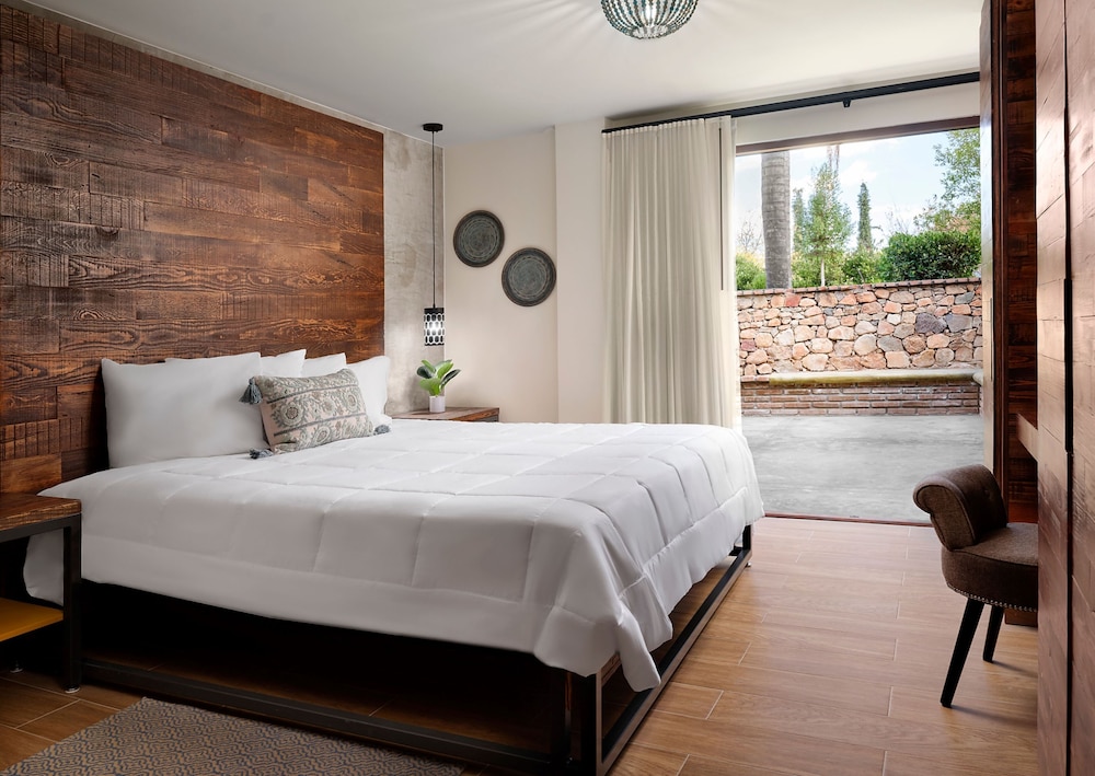 Suite, 1 King Bed - Photo 1