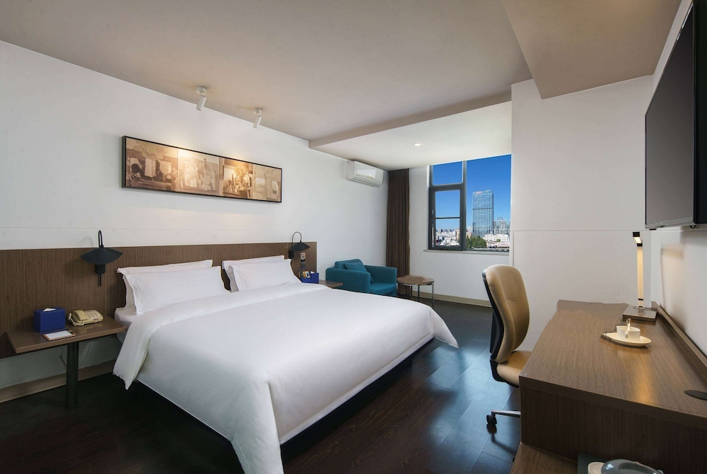 Deluxe Room, 1 King Bed, Non Smoking photo 1