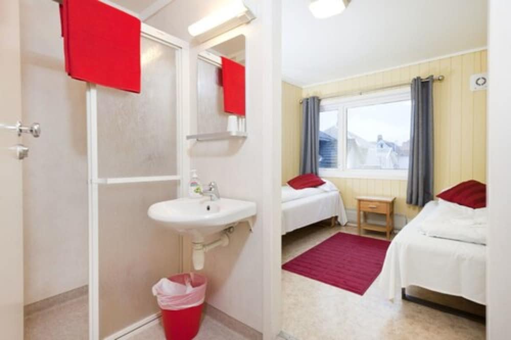 Budget Twin Room with private shower and shared toilet photo 1