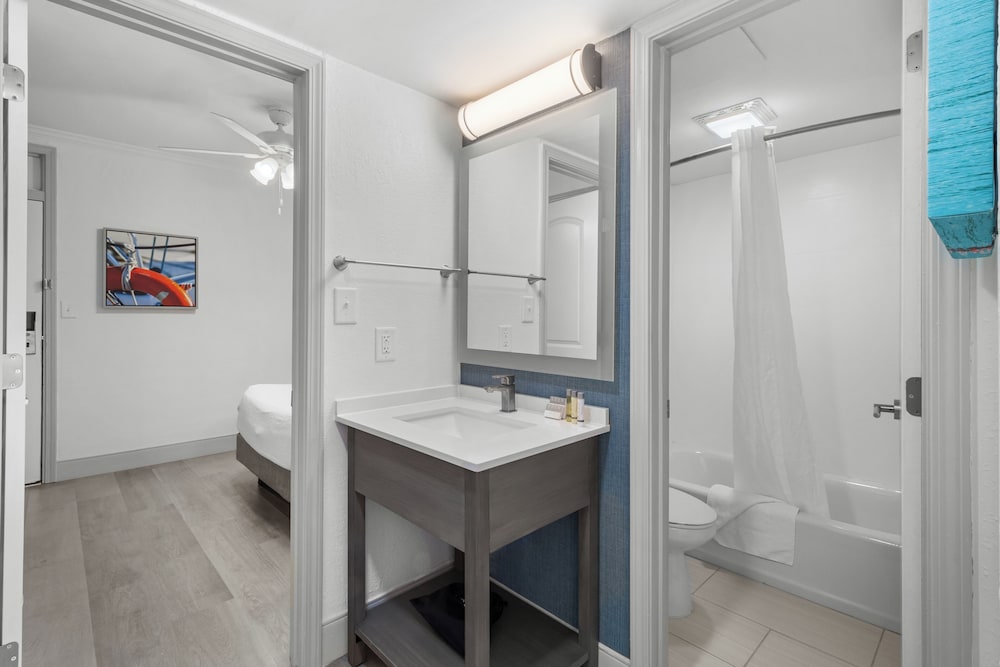 Schooner Ocean View Deluxe Mini Suite - Photo 12