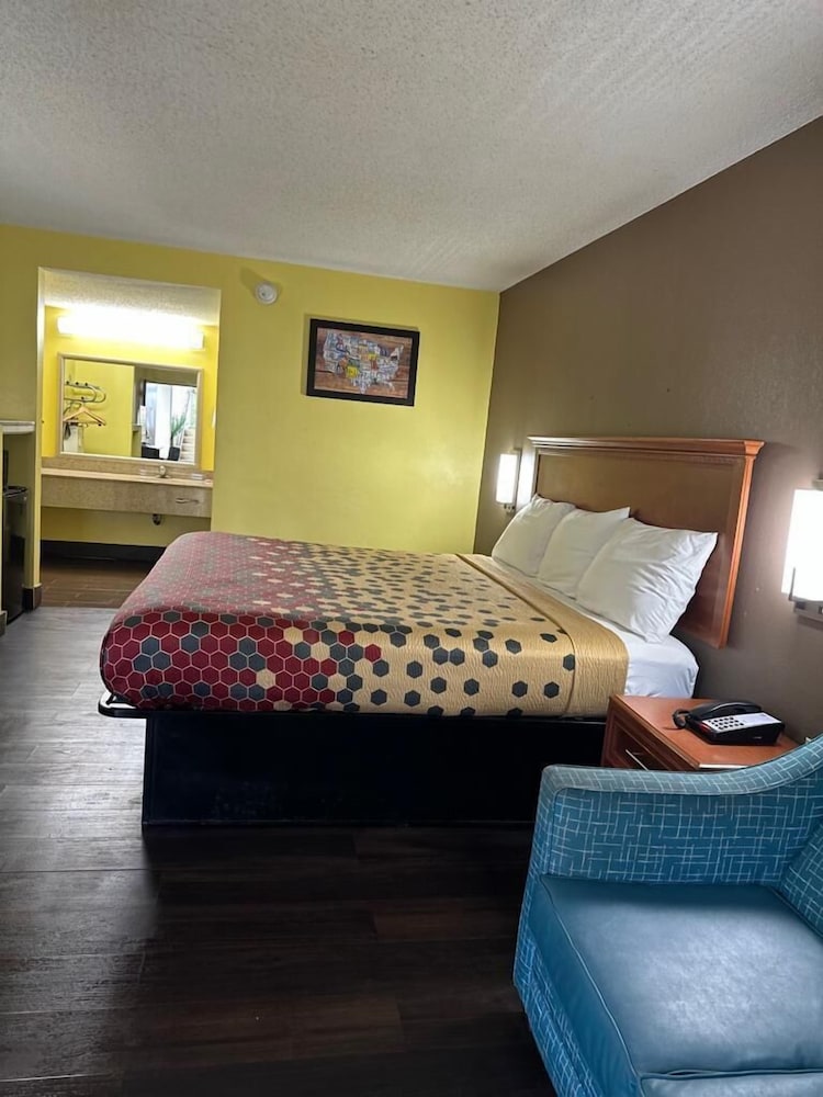 Standard Room, 1 King Bed, Non Smoking photo 2