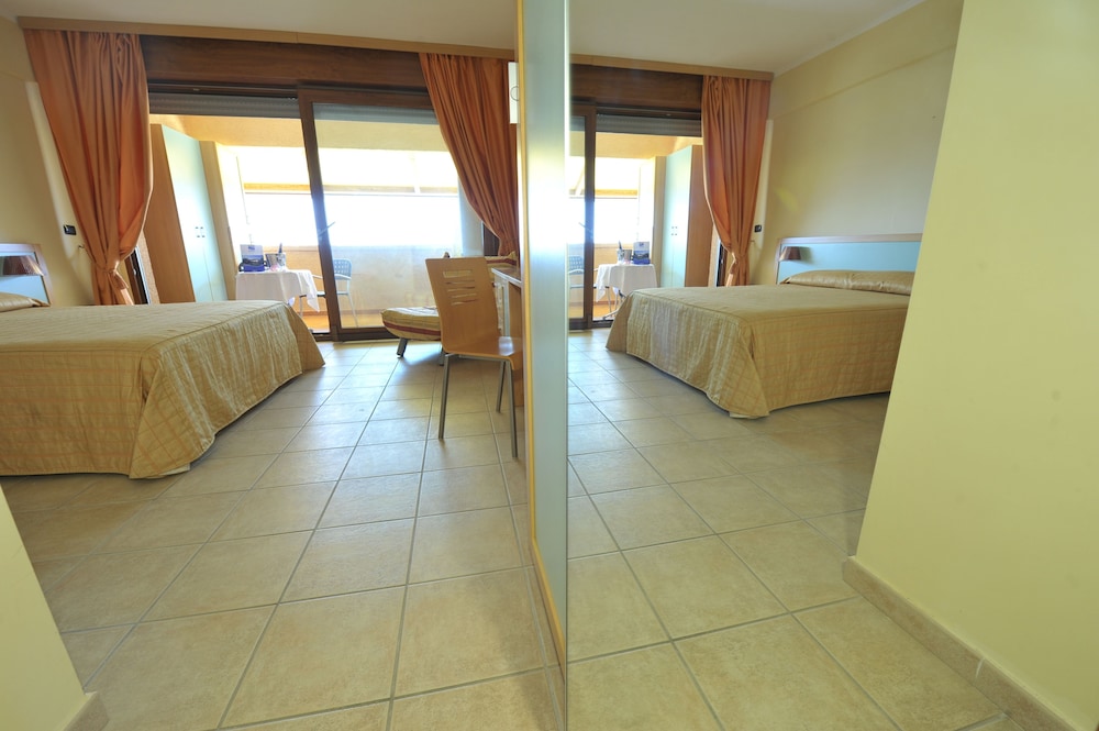 Family Room (2+3)