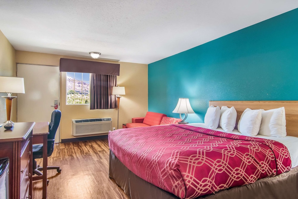 Standard Room, 1 King Bed, Refrigerator & Microwave photo 2