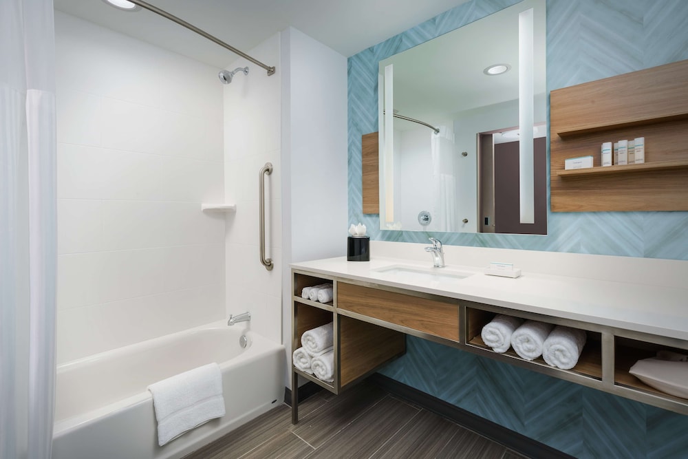 Suite, 1 Bedroom, Accessible, Bathtub thumbnail 5