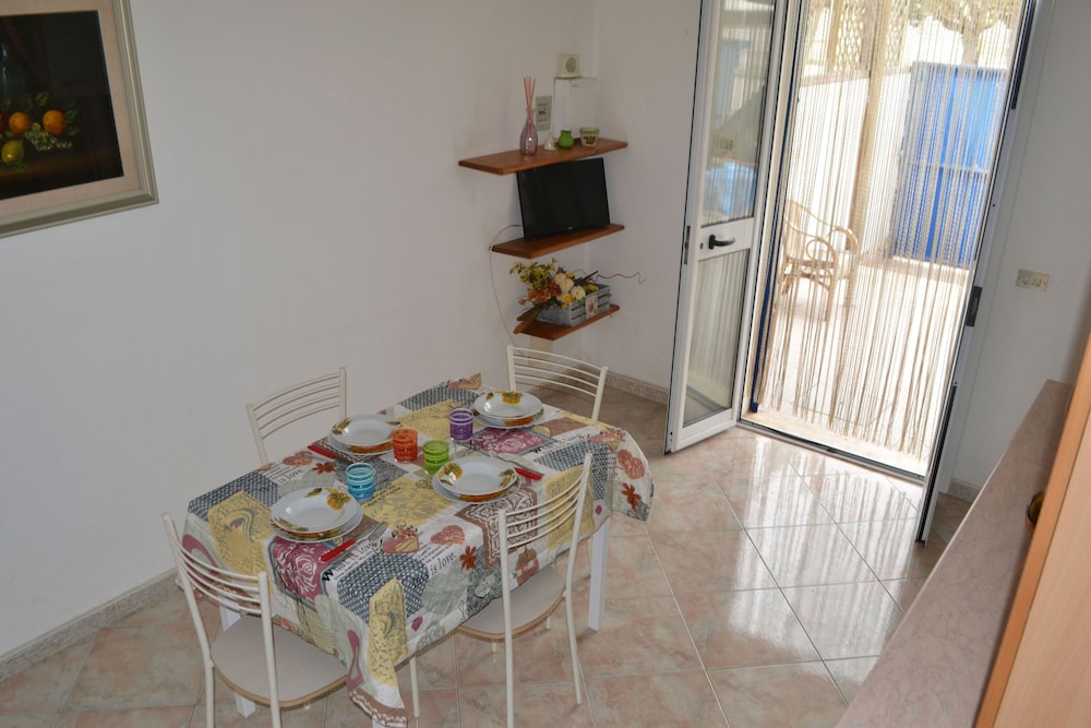 House, 2 Bedrooms, Smoking, Patio photo 3