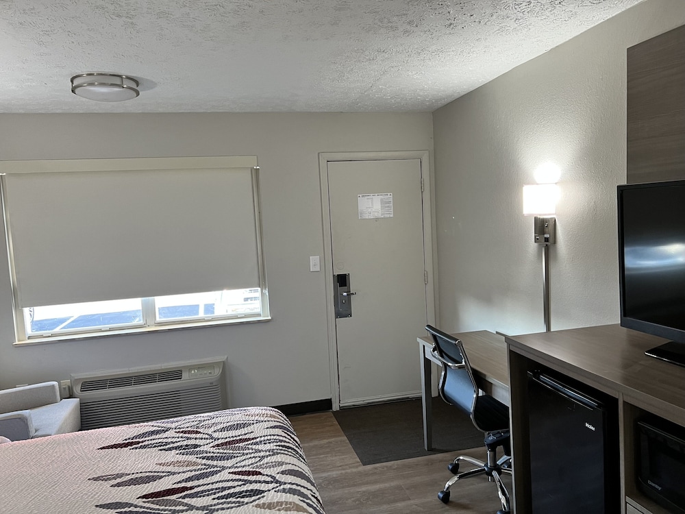 Deluxe Room, 1 King Bed, Non Smoking - Photo 4