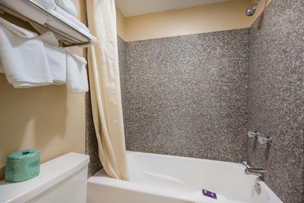 Room, Multiple Beds, Non Smoking - Photo 6