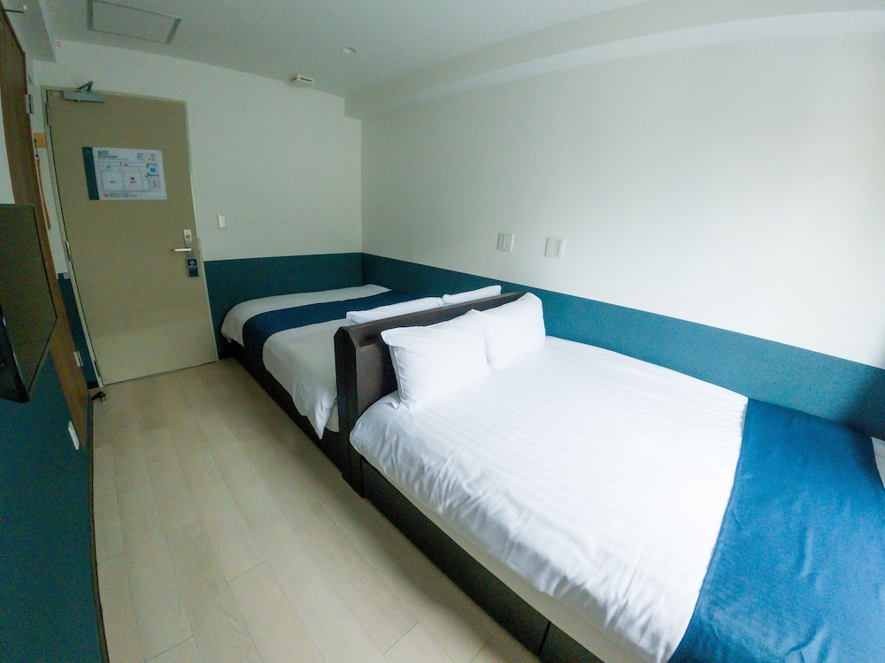 Basic Quadruple Room photo 2