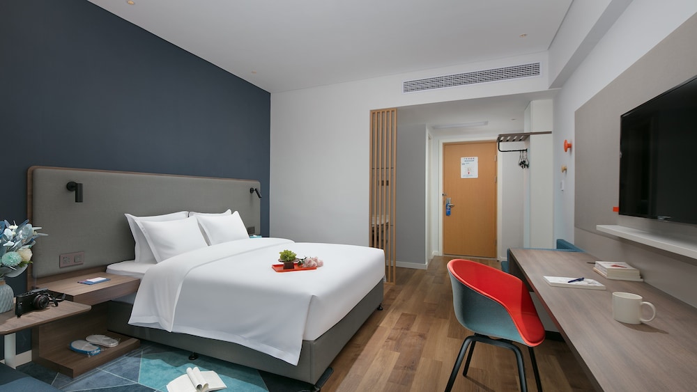 Standard Room, 1 King Bed - Photo 5