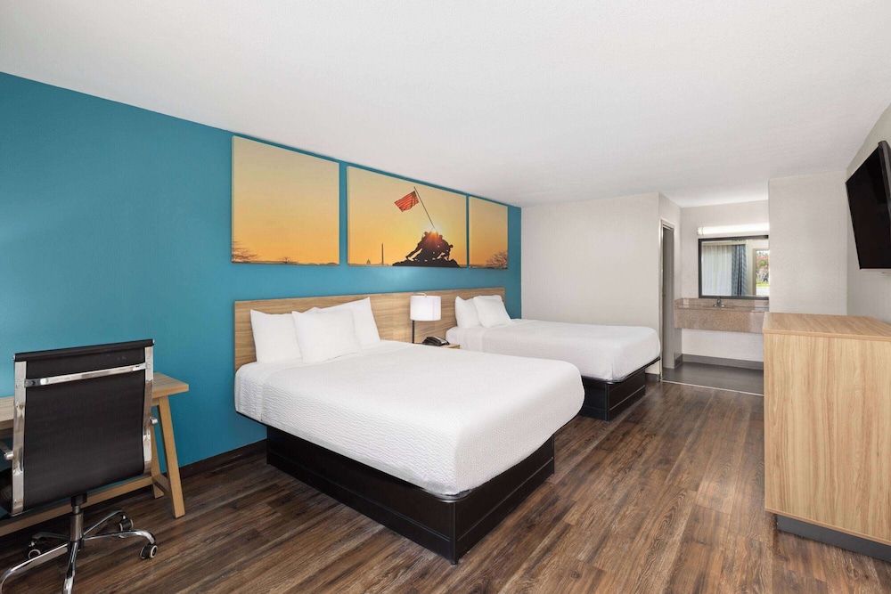 Standard Room, 2 Queen Beds - Photo 1