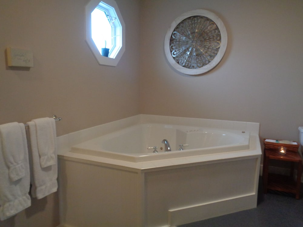 Barrett Deluxe Room, 1 King Bed, Non Smoking with Jacuzzi photo 3