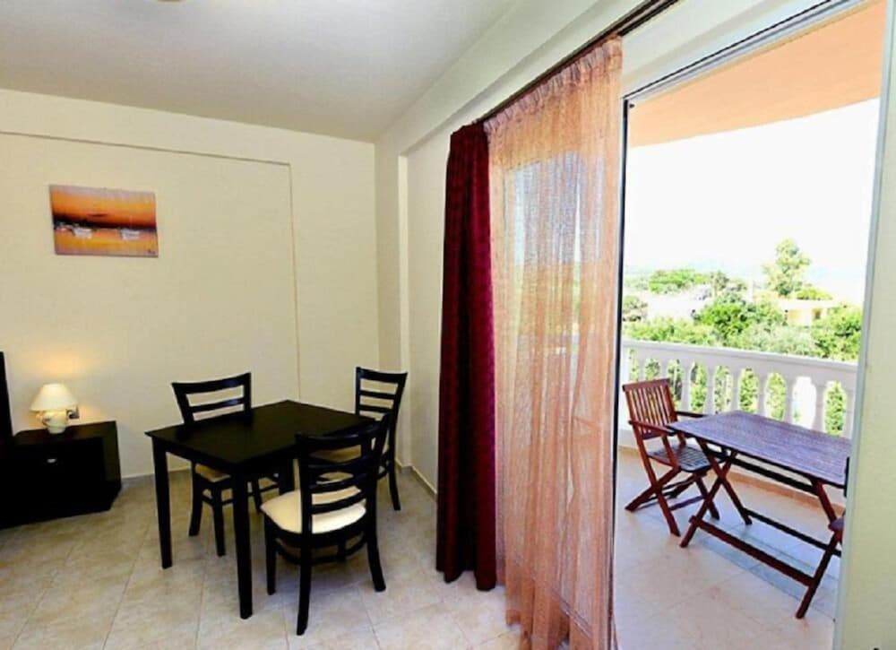 Friends and Family Suite, Private Patio photo 2