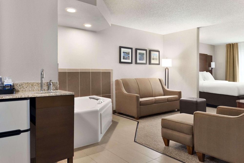 Suite, 1 King Bed with Sofa bed, Non Smoking, Jetted Tub photo 2