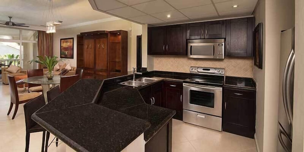 Deluxe Suite, 2 Queen Beds, Kitchen photo 2