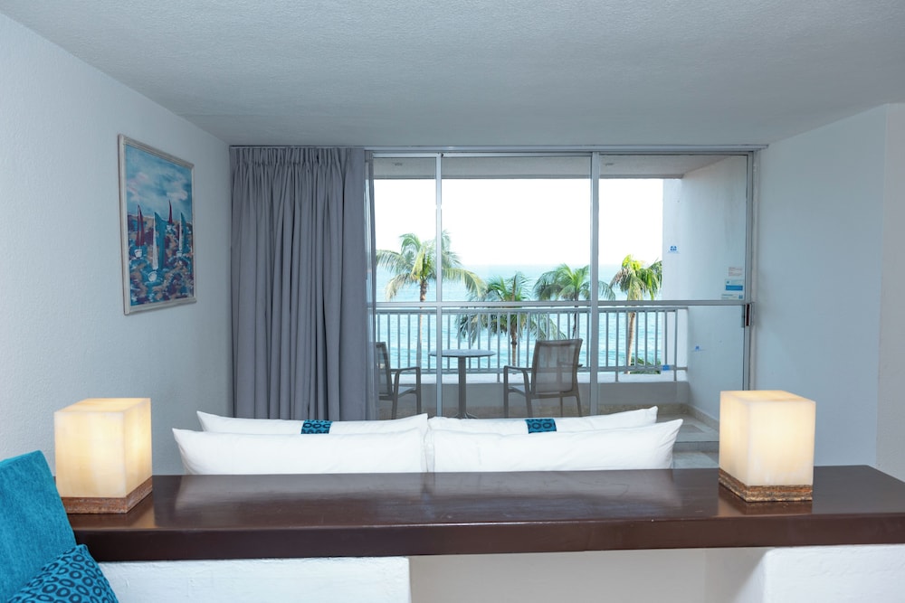Studio Suite, 1 King Bed, Partial Sea View - Photo 9
