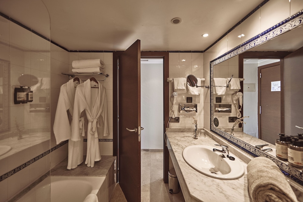 Comfort double room, balcony, sea view Spa access not included - Photo 6