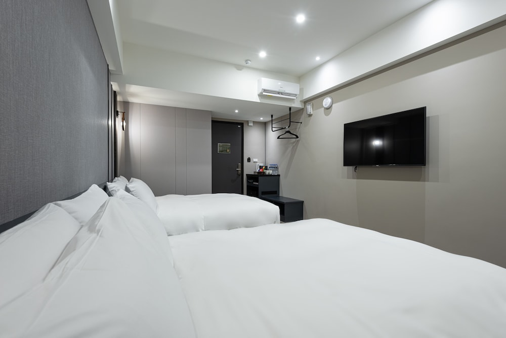 Superior Quadruple Room - Photo 6