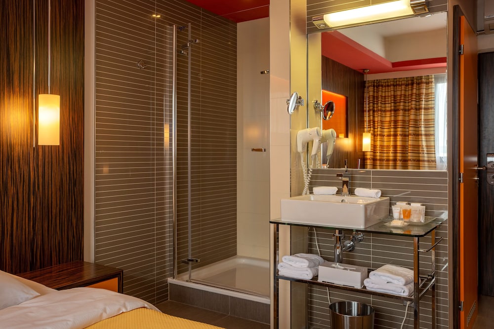 Design Double Room, City View (12th Floor) thumbnail 5