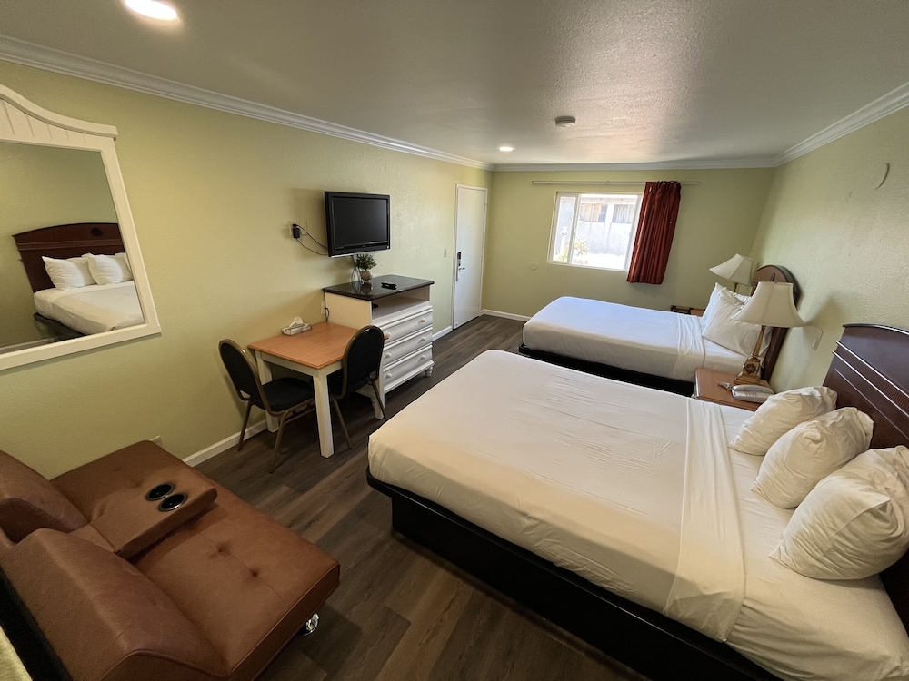 Deluxe Room 2 Queen beds with Futon non smoking photo 2