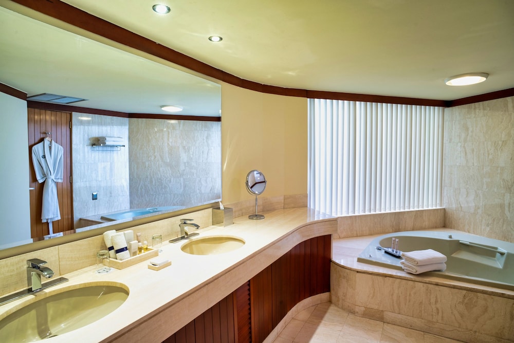 Premium Suite, 1 King Bed - Photo 4