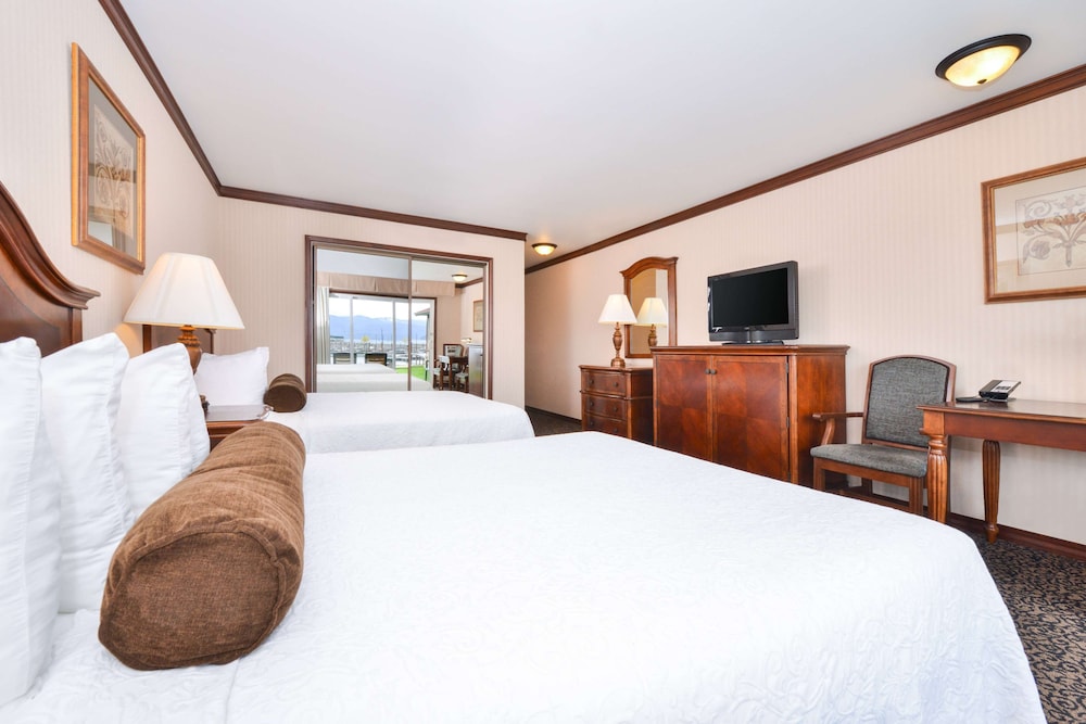 Standard Room, 2 Queen Beds, Balcony, Lake View