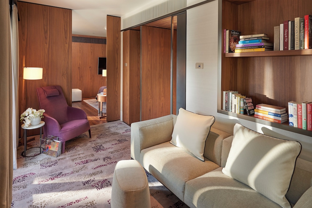 Suite, 1 King Bed, Terrace