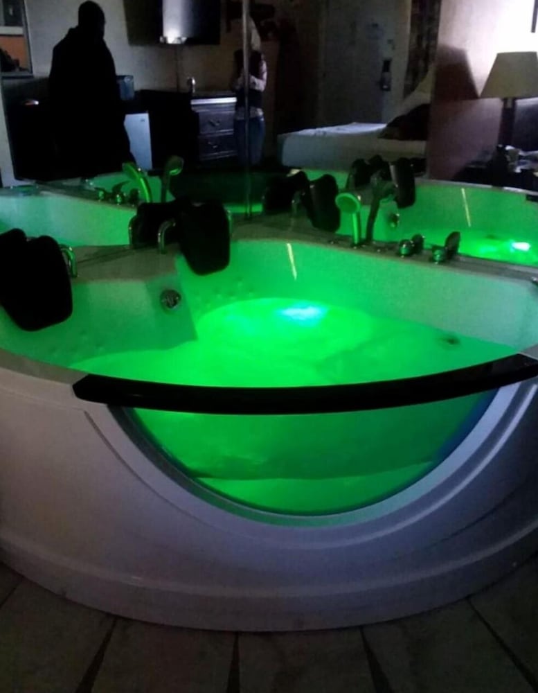 Comfort Suite, 1 Queen Bed, Non Smoking, Jetted Tub - Photo 3
