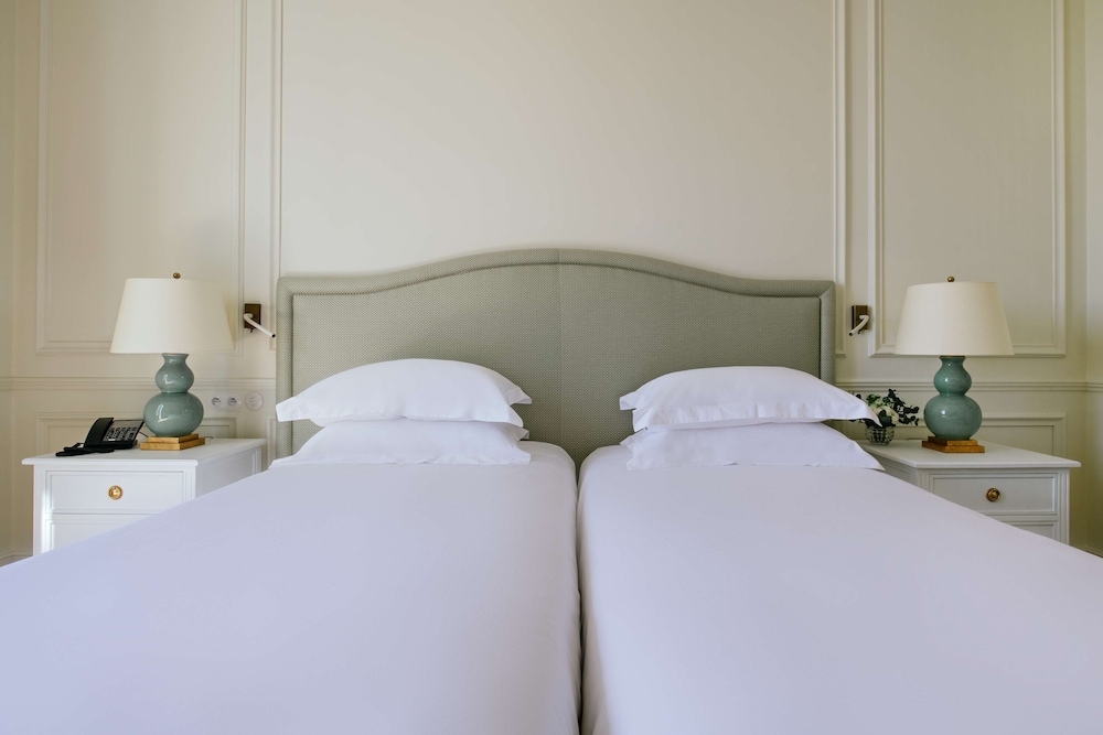 Deluxe with Two Twin Beds
